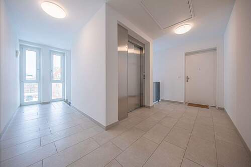 Wohnungszugang mit Fahrstuhl - 