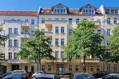 Straßenansicht Vordergebäude - 