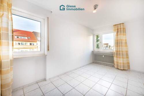 Raum mit zwei Fenstern - 