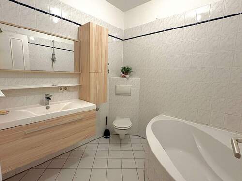 Badezimmer mit Eckbadewanner - 