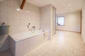 2.OG Badezimmer mit Wanne - 