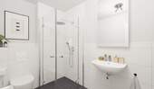 Modern gefliestes Badezimmer mit bodengleicher Dusche - 