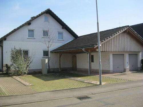 Straßenseitige Hausansicht - Gartenwohnung als Alternative zum Einfamilienhaus in Wyhl a.K. - von Privat -