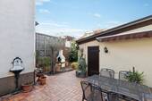 Innenhof mit Garten und Garage - 
