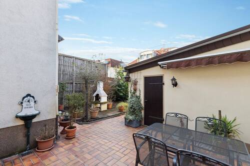 Innenhof mit Garten und Garage - 