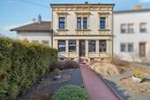 Repräsentative Fassadengestaltung - Ein Zuhause für Generationenwohnen - Stilvolle Architektur trifft auf Raumvielfalt