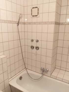 Bad mit Duschvorrichtung - 