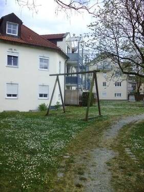 Parkanlage mit Kinderschaukel - 
