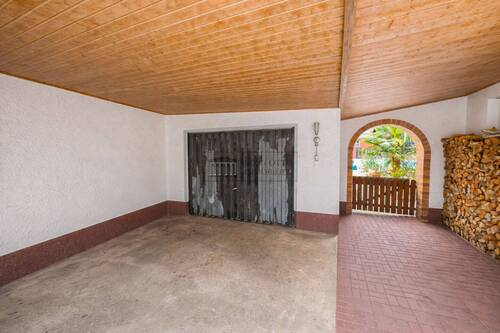Garage + Außenstellplätze - 