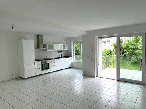 Wohnraum mit Einbauküche weiß Hochglanz - 2 Zimmer Etagenwohnung in Kassel
