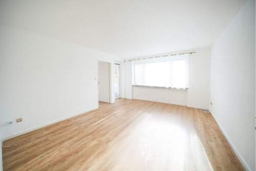 Wohnzimmer mit Zugang zum Balkon - 3 Zimmer Etagenwohnung zum Kaufen in Würzburg