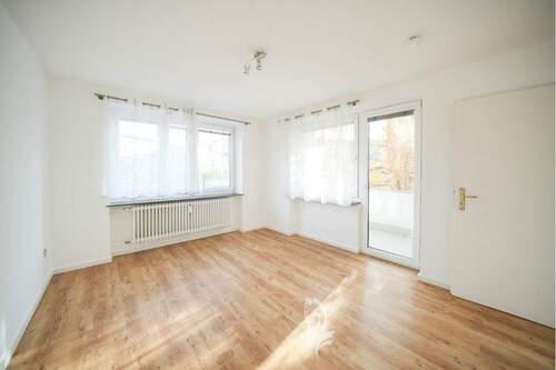 Schlafzimmer mit Zugang zum Balkon - 