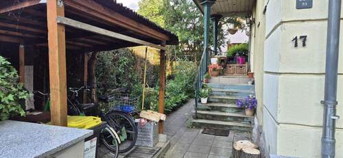 Eingangsbereich mit Fahrradabstellplatz - 