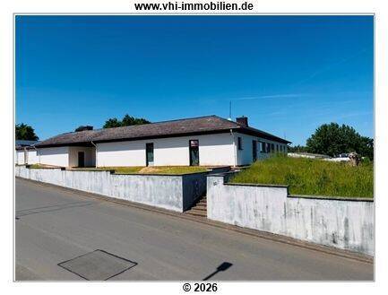 Straßenansicht - Dank Ihres Gewerbes dürfen Sie diesen riesigen entkerten Winckelbungalow eigenständig optimieren!