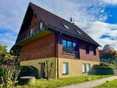 West-Südseite mit Balkon - Nebeneingang - 