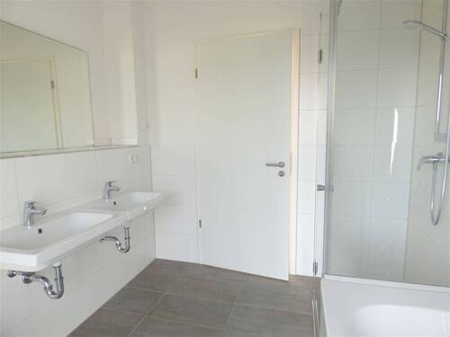 Bad mit Fenster, Wanne - 