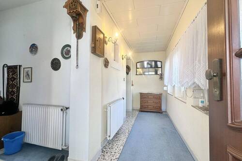 Heller Flur mit Fensterfront - 