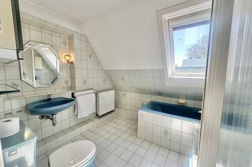 Helles Bad mit Badewanne und Dusche - 