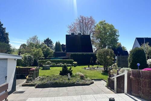 Großzügiger Garten mit Terrasse - 5 Zimmer Einfamilienhaus in Lübeck