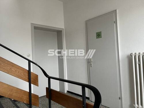 zum Obergeschoss - Büro in Gschwend