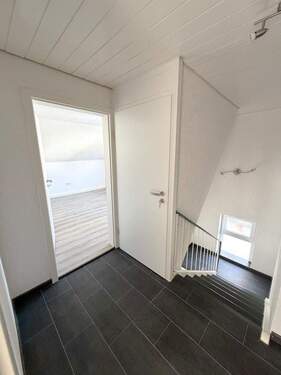 Flur OG mit Klimaschutztür - 