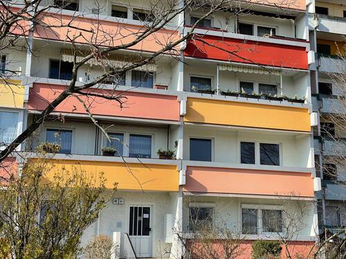 Außenansicht - Wir sanieren eine attraktive 3-Raumwohnung im Erdgeschoss mit Balkon in Wolfen-Nord !
