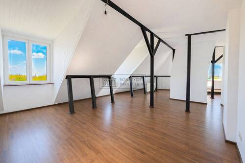 Großes Wohnzimmer - 2 Zimmer Etagenwohnung zum Kaufen in Köln