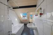 Badezimmer mit Badewanne - 