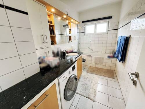 Badezimmer mit Waschmaschine - 