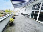 Dachterrasse erstreckt sich entlang der gesamten Wohnung - 