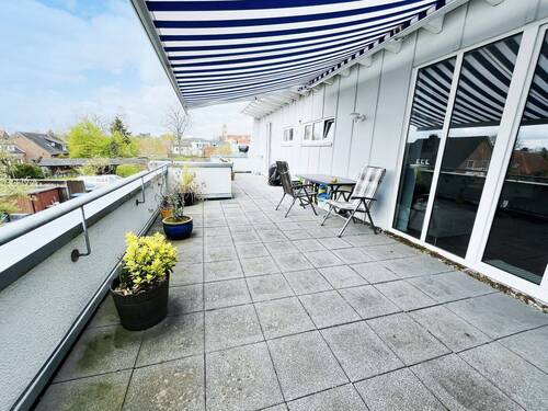 Dachterrasse erstreckt sich entlang der gesamten Wohnung - 