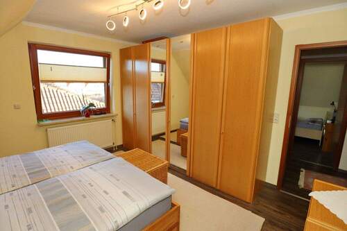 1. Schlafzimmer (2) - 