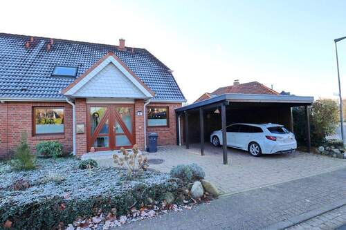 Front + Carport - 5 Zimmer Doppelhaushälfte zum Kaufen in Kaltenkirchen