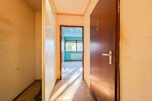 Flur mit Abstellkammer - 