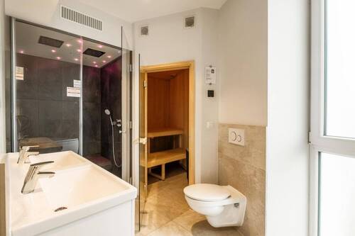 Elegantes Bad mit Whirpool, Sauna und Wellnessdusche - 