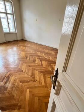 Blick - Stuckaltbauwohnung mit Balkon - 699.000,00 EUR Kaufpreis, ca.  124,00 m² Wohnfläche