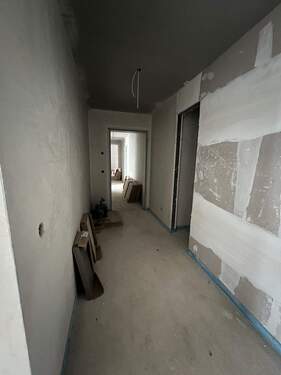 Flur mit Blick zum Hausgang raus.jpeg - 