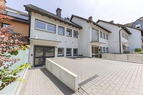 Außenansicht mit Stellplätzen - 'Wolf im Schafspelz' Reihenmittelhaus in Neubauqualität in einer der begehrtesten Lagen der Stadt Gevelsberg