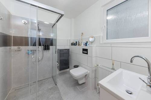 Modernes Bad der Einliegerwohnung - 