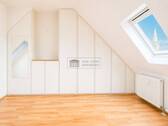 Dachzimmer mit Einbauschrank - 