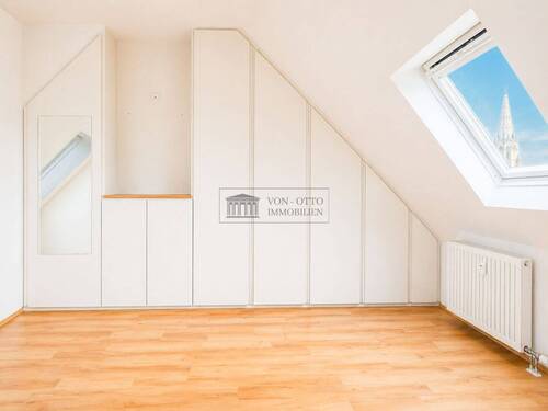 Dachzimmer mit Einbauschrank - 