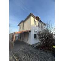 Zweifamilienhaus mit Potential - 245.000,00&nbsp;EUR Kaufpreis, ca.&nbsp; 120,00&nbsp;m&sup2;&nbsp;Wohnfl&auml;che in Coburg (PLZ: 96450)