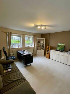 Wohnzimmer - Charmante und helle 2-Zimmer-Souterrain-Wohnung