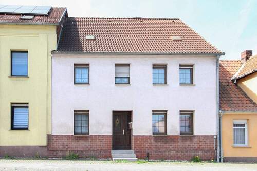 Außenansicht straßenseitig - Reihenhaus in Jerichow mit 7 Zimmern, Garten und viel Potenzial