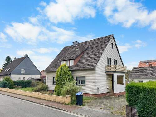 Straßenansicht - Freistehendes EinZweifamilienhaus mit Garage und großem Grundstück