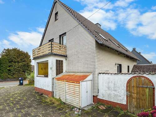 Hofansicht - 6 Zimmer Einfamilienhaus zum Kaufen in Uetze