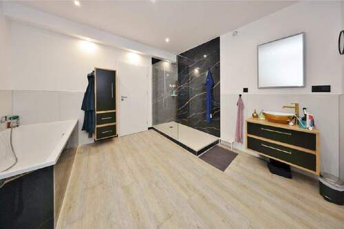 Modernes Badezimmer mit... - 