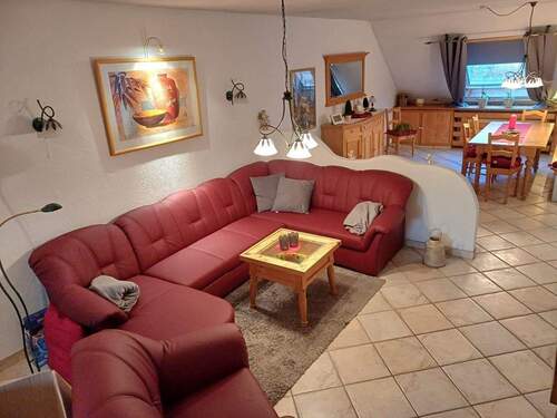 großes Wohn-Esszimmer mit Treppe zum Studio - 