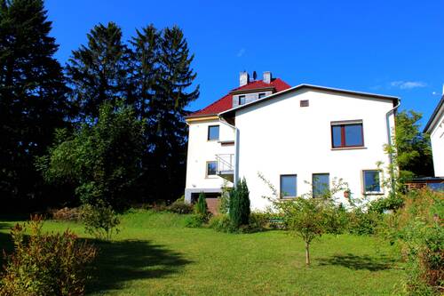 Rückansicht 1.JPG - Vermieten und Wohnen kombinieren? 2013 TOTALSANIERT und alles da, was man braucht! Garten & Garagen inklusive