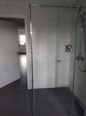 Moderne Dusche mit Glaswand - 